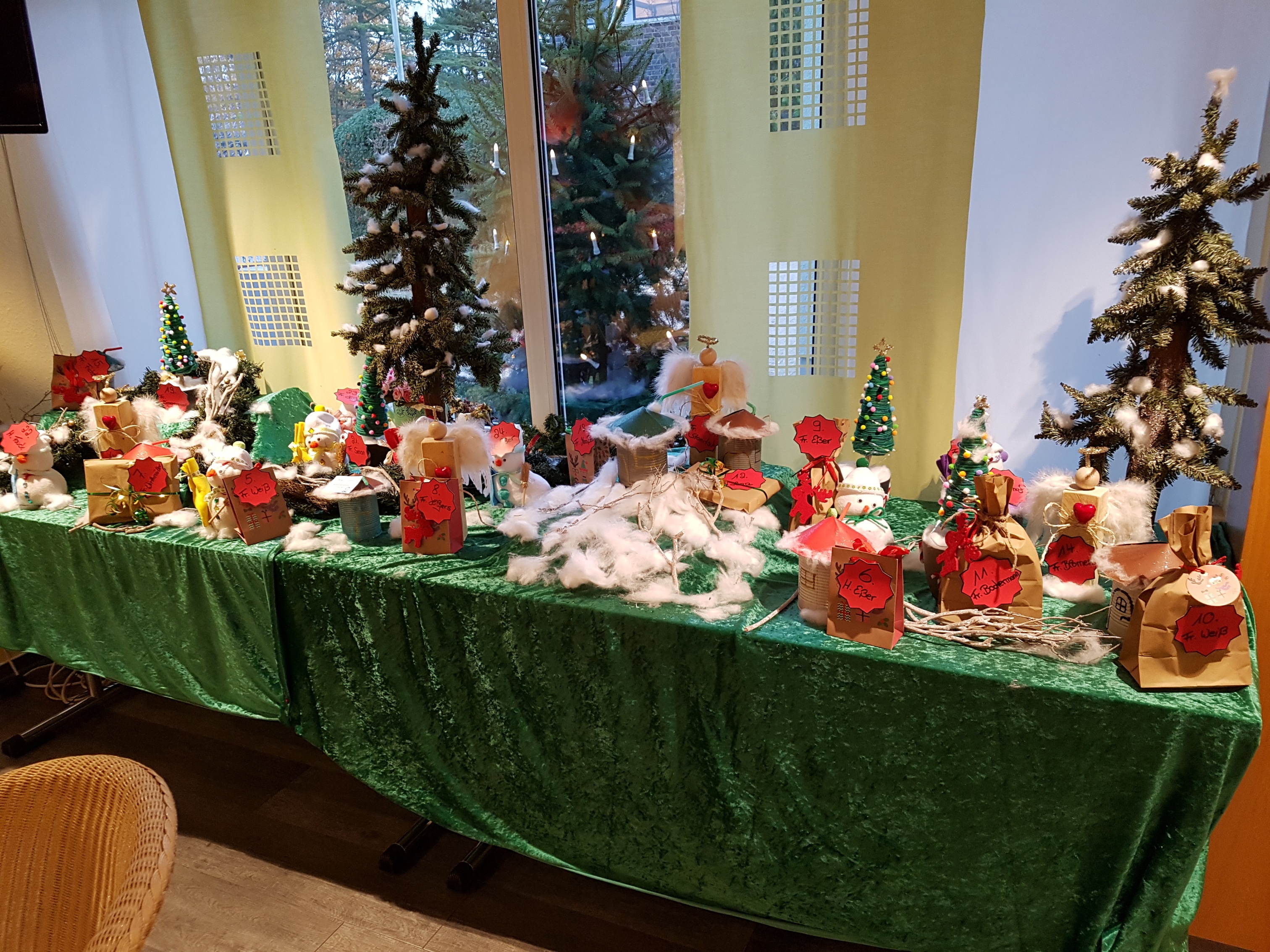 Bastel- und Spielprojekt der SBSO mit Bewohnern des Hermann-Josef-Altenheims