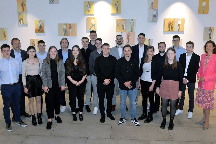 In einer Feierstunde gratulierten IHK-Vizepräsidentin Stefanie Peters (vorne rechts) und IHK-Vizepräsident Dirk Harten (links daneben) den Auszubildenden, die ihre Abschlussprüfung mit der Note "Sehr gut" gemeistert haben. Bild: IHK Aachen